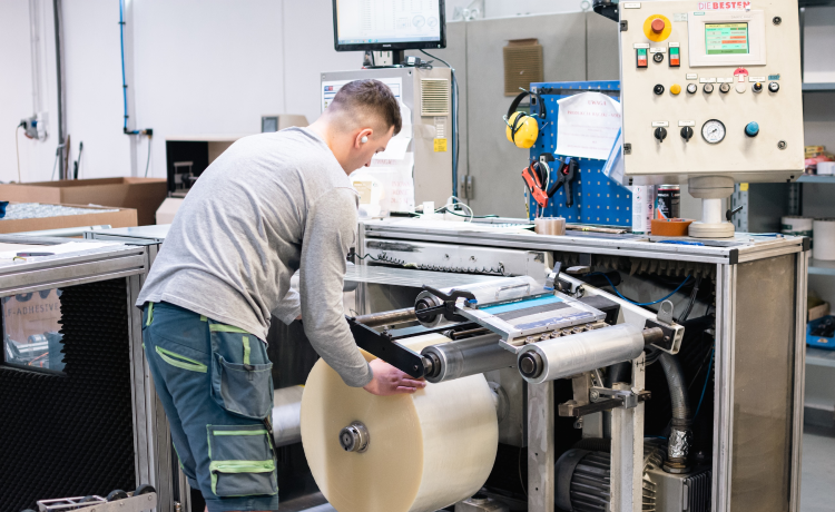 Innowacyjna technologia klejenia. Większa wydajność produkcyjna firm.